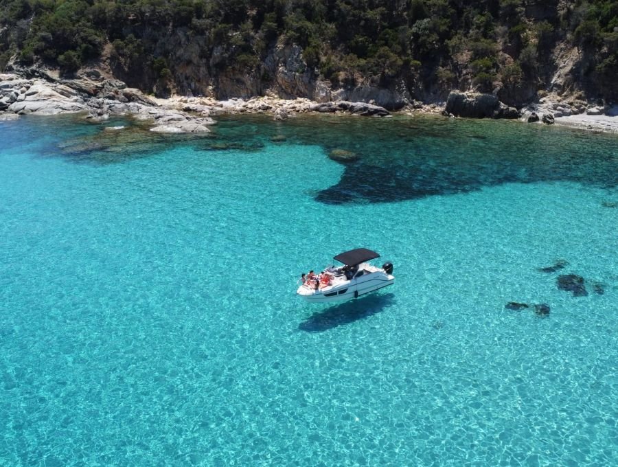 Mini Yatch di Best Vacation Ever che naviga nell'Area Marina Protetta di Capo Carbonara, Villasimius