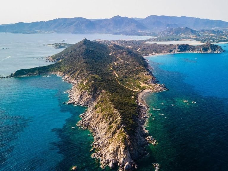 Vista aerea della costa dell'Area Marina Protetta di Capo Carbonara con acque cristalline e scogliere rocciose